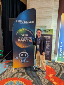 HighLevel LevelUp 2025 VIP Welcome Partyバナーとトレジャーハンティング中山博之